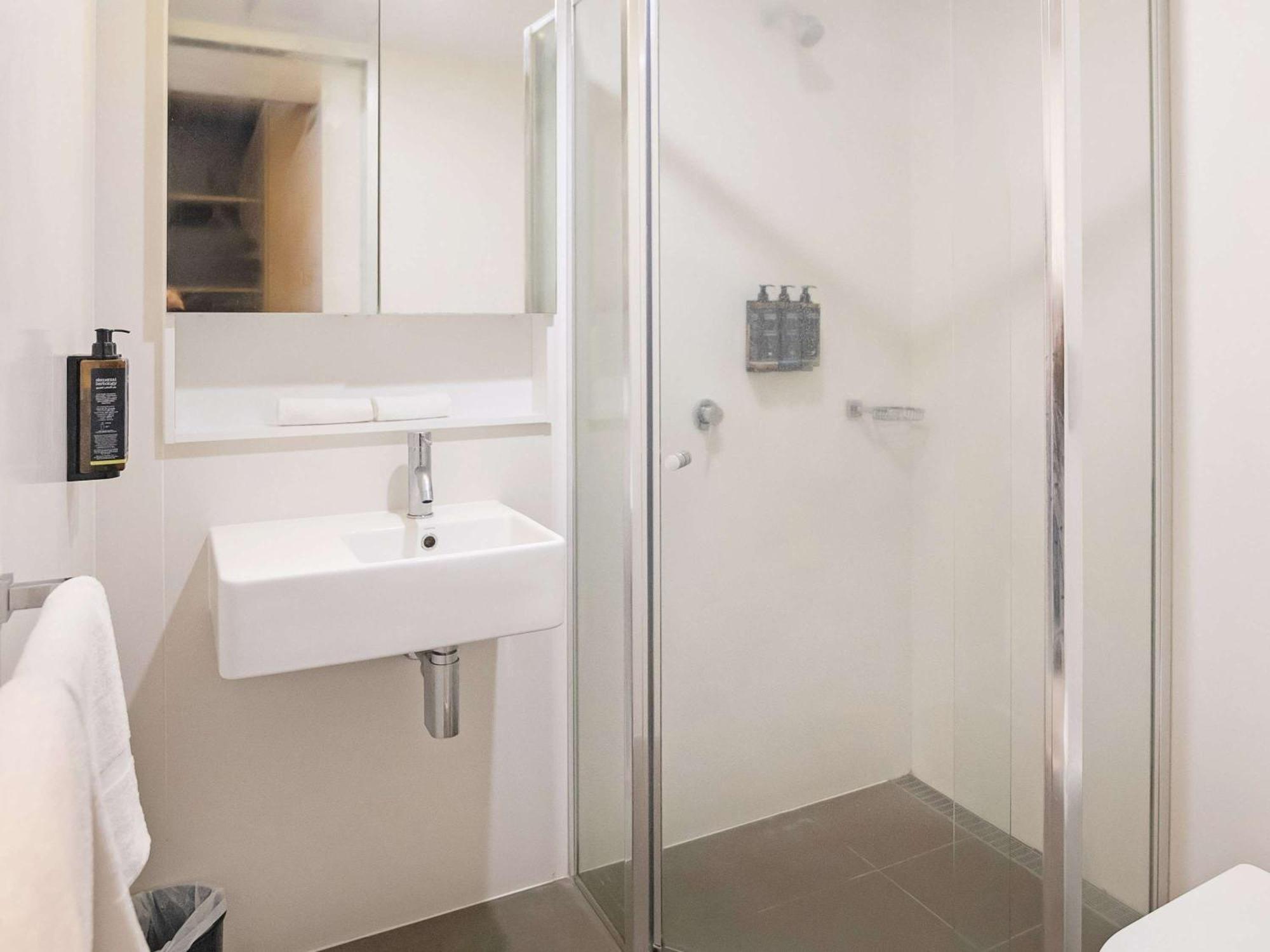 Ibis Darwin Airport Hotel Екстер'єр фото